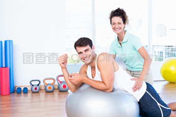 专业教练指导下的男子台球运动 技巧提升与活动乐趣